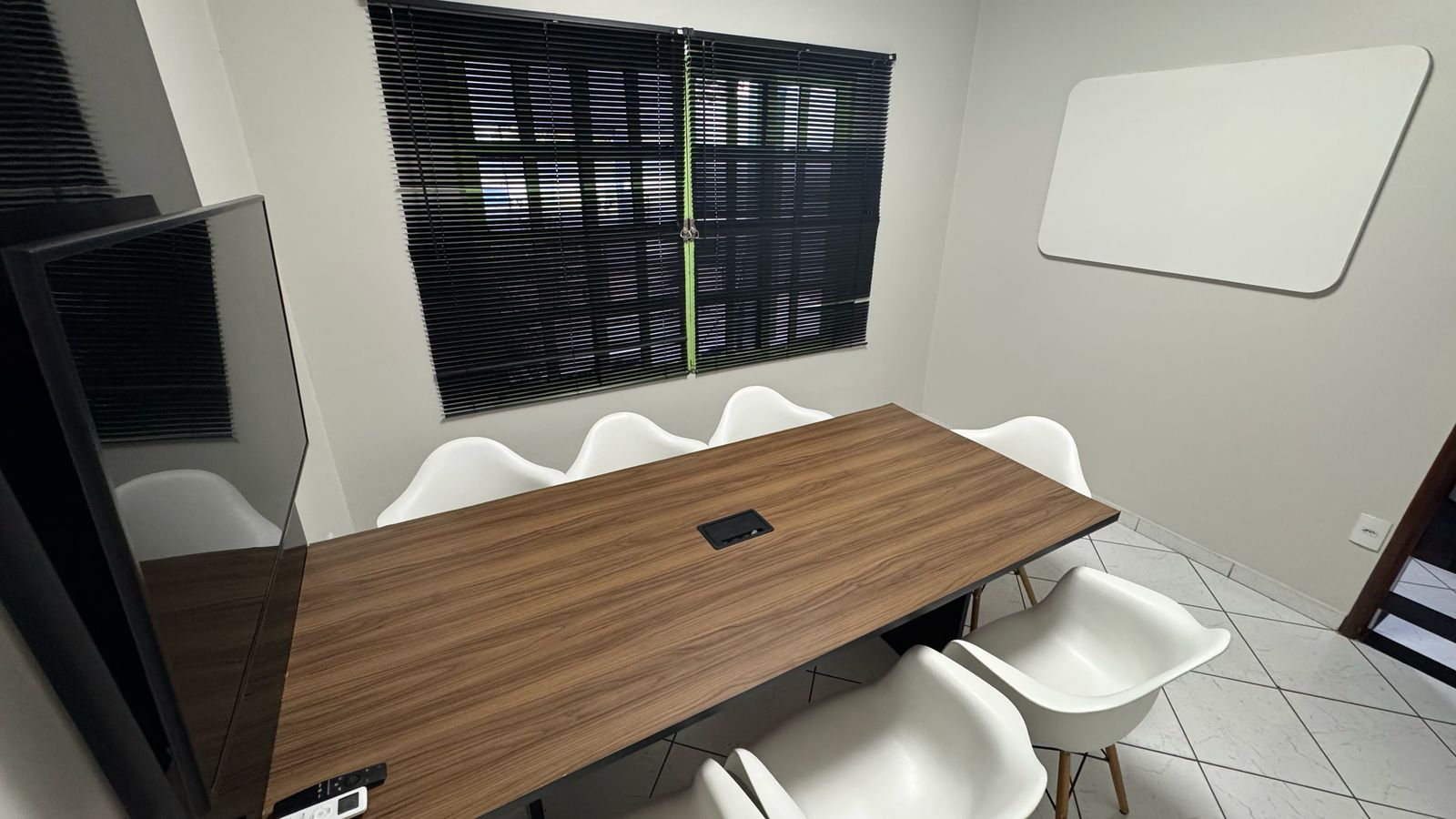 Sala de reunião com lousa