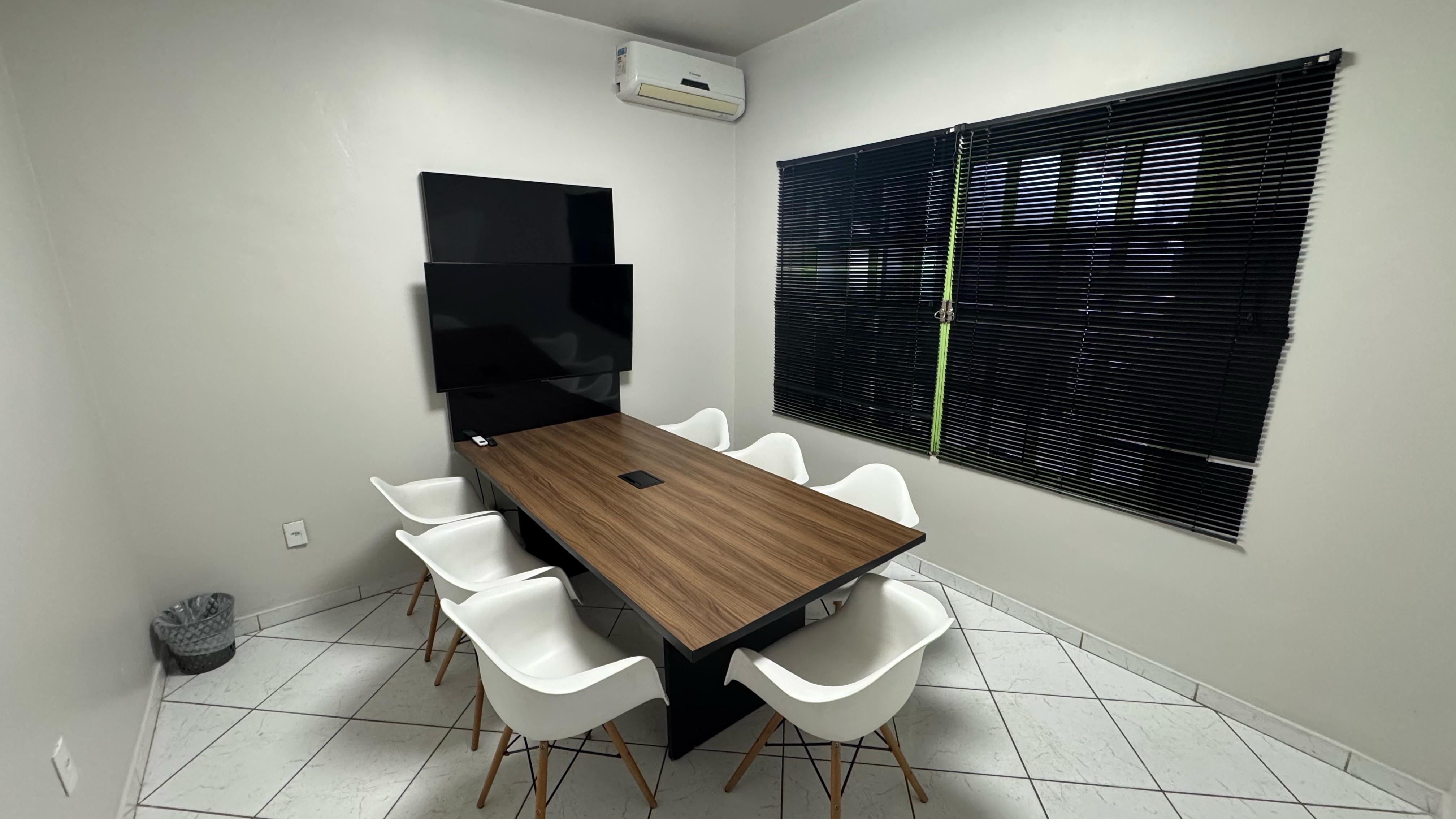 Sala de negociação com lousa branca